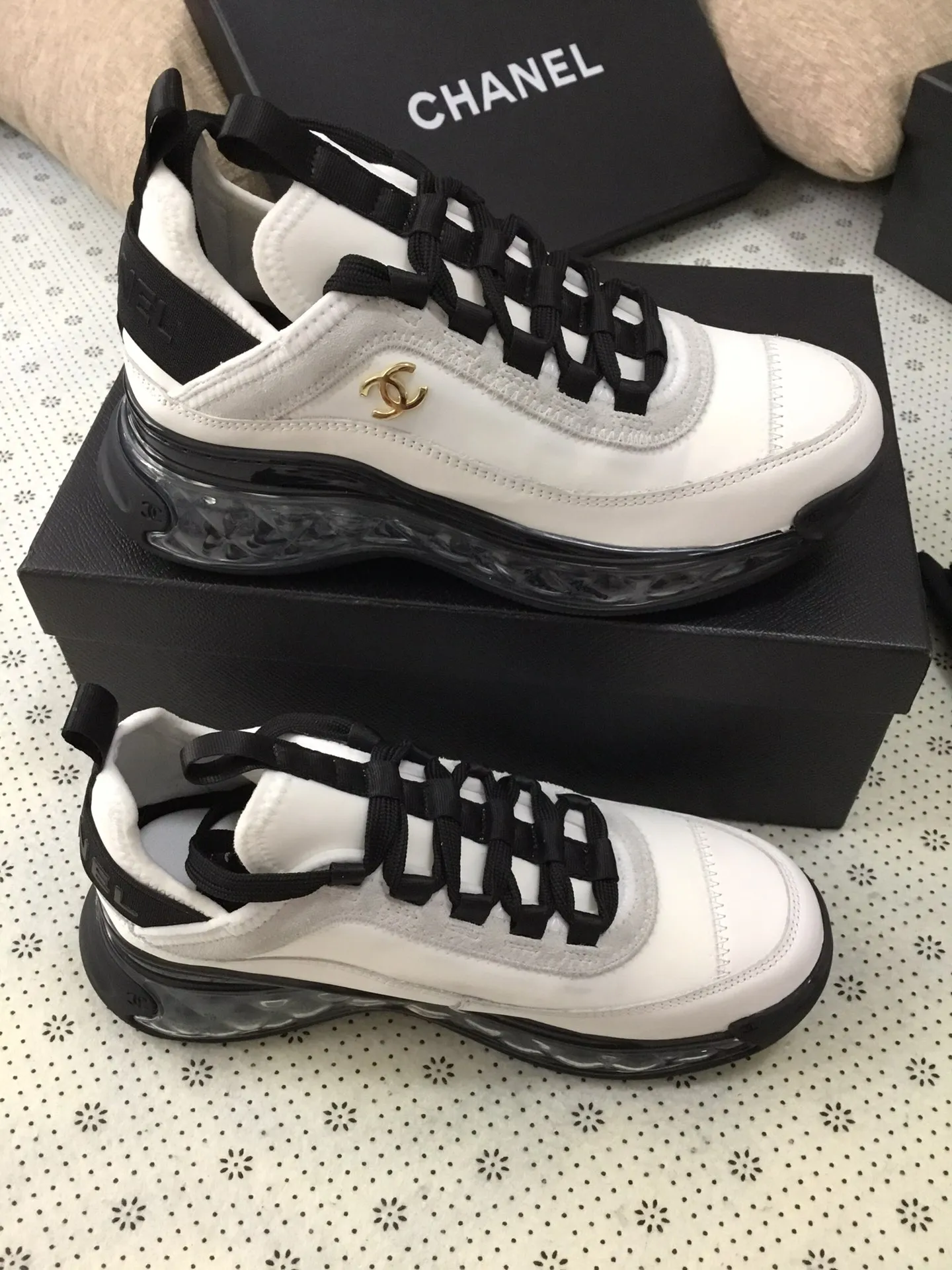👟👟Ex-factory price 540👟👟 Original CHANEL 2025 Chanel Four Seasons Casual Sports Shoes Original Cover Lasting for Women is made one to one with original lasting technology. Fabric: first layer of silk cowhide with high-elastic lycra and knitted fabric, comfortable and breathable. TPU 3-in-1 ultra-light outsole. Comfortable on the foot. Versatile. Built-in 2 cm brand heightening insole, size: women's 35-41